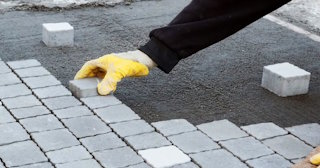 Монтаж тротуарной плитки на даче в Йошкаре-Ола в октябре