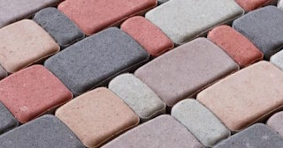 Профессиональная укладка тротуарной плитки старый город в Йошкаре-Ола в октябре
